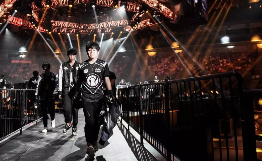 Rookie重要时刻爆冷，老鹰带队取胜！气势如虹延续